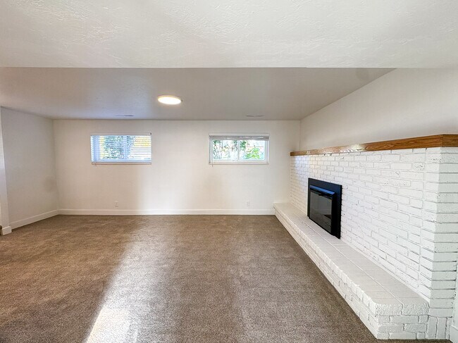 Building Photo - 1340 E Navajo Dr