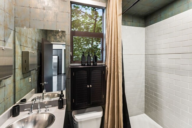 Building Photo - MOVE IN READY  Fully Furnished **Gorgeous ...