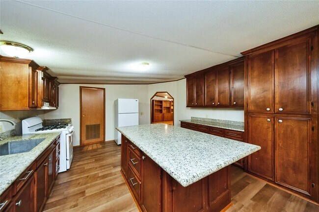 Building Photo - 18915 Sawmill Dr