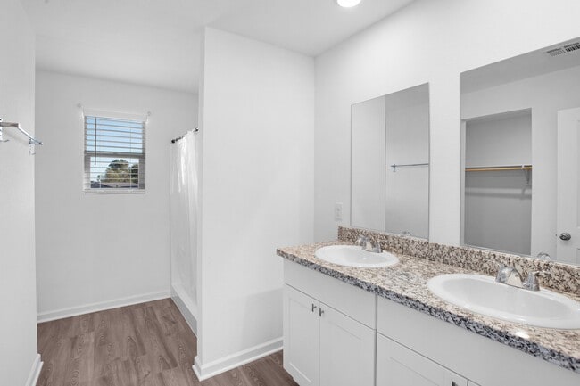 Building Photo - 5749 Club House Dr