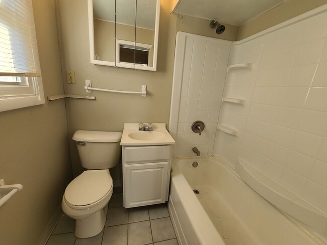 Building Photo - 2 Bedroom Home in Normal