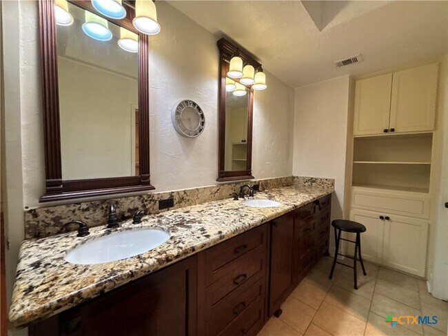 Building Photo - 205 Magdalena Dr