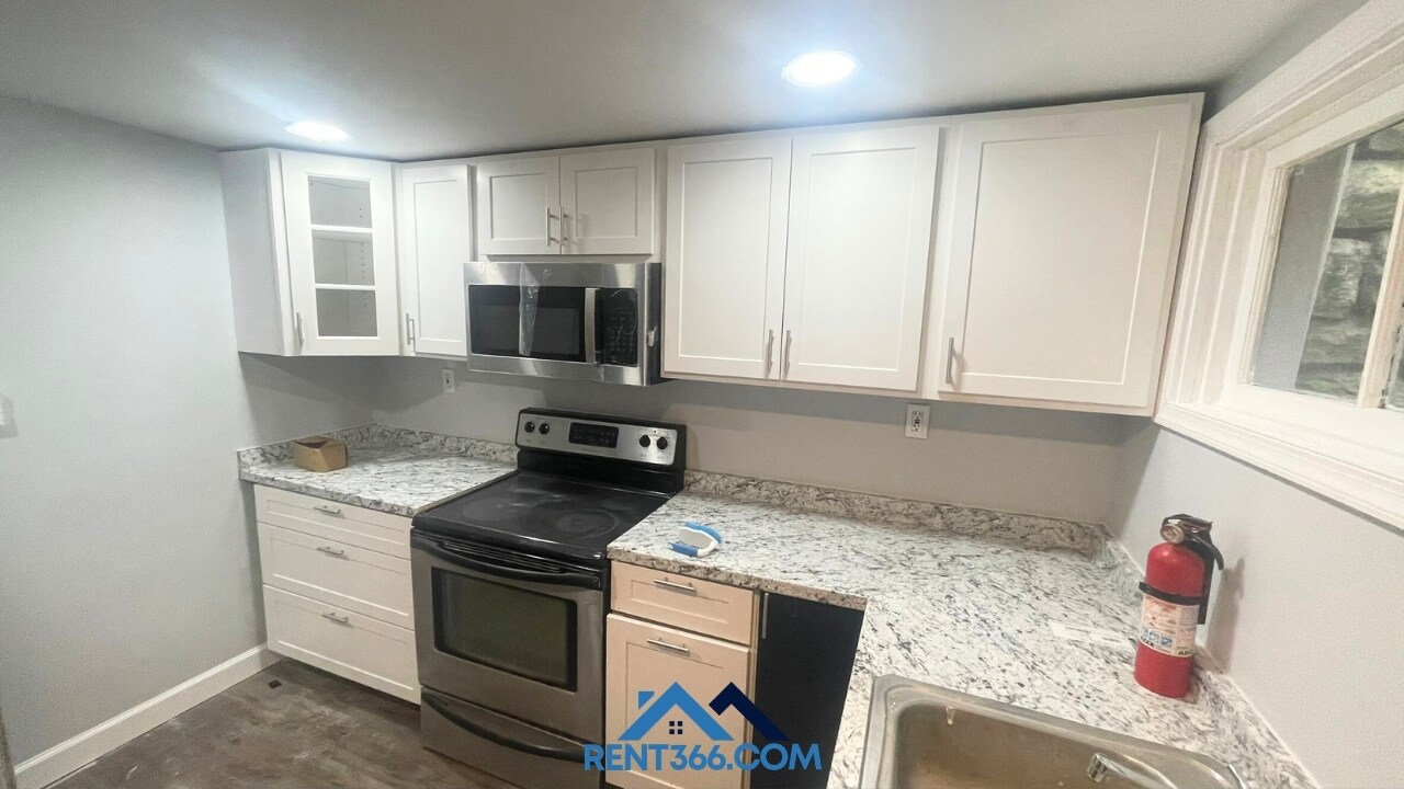 Building Photo - 403 E Norwegian St