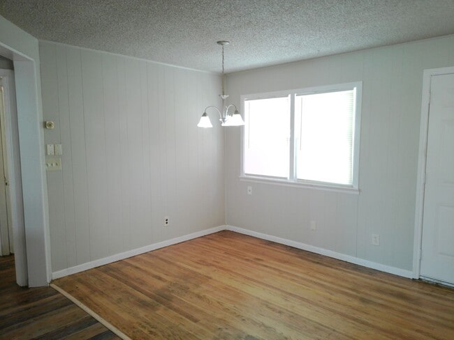 Building Photo - August move in