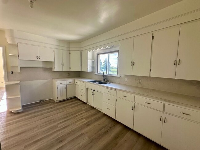 Building Photo - Country Home For Rent!