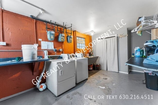 Building Photo - 2517 N Laramie Ave
