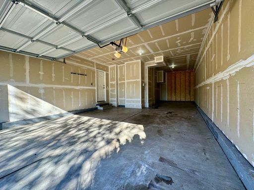 Building Photo - 3 Bedroom Home With Plenty of Space! Avail...
