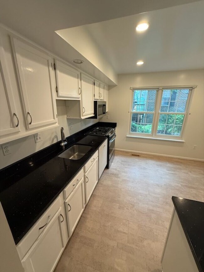 Building Photo - Updated 4BR Townhome!