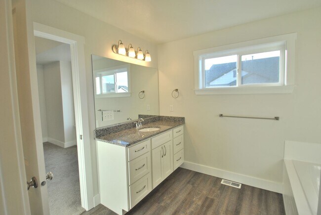 Building Photo - North Logan Townhome