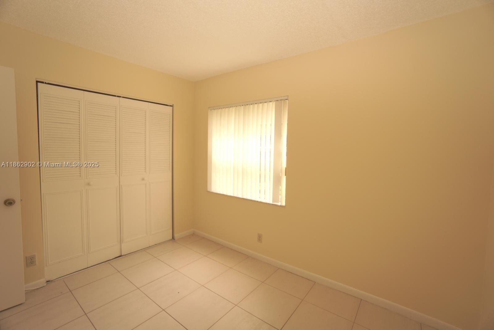 Building Photo - 820 Twin Lakes Dr