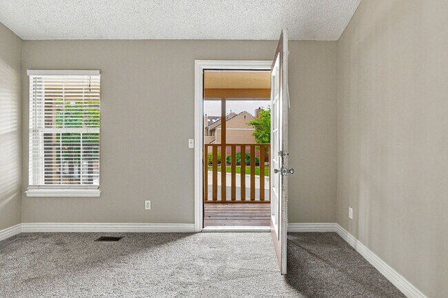 Building Photo - 3-Bedroom Louisville Townhome with Finished Basement
