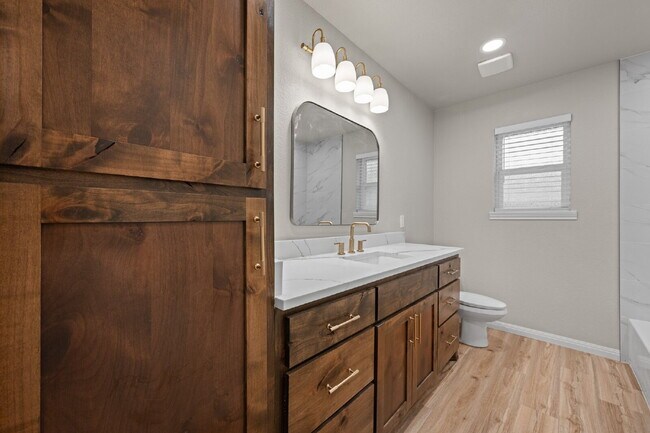 Building Photo - 2 Bed, 2 Bath Duplex