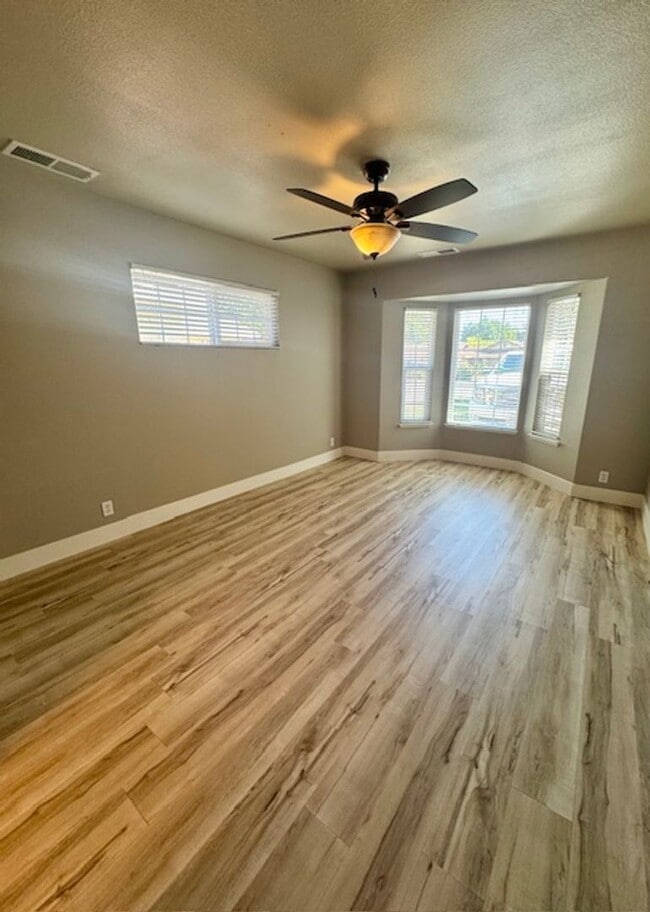 Building Photo - Beautiful 5 bedroom home ready for move in!