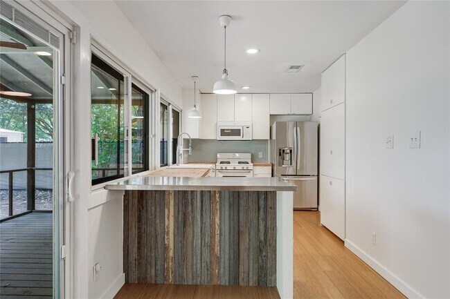 Building Photo - 307 Thistlewood Dr