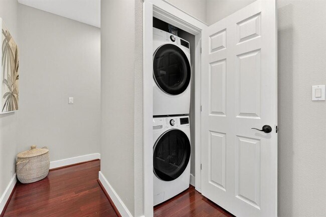 Building Photo - 3003 Lovell Dr