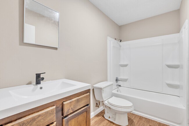 Building Photo - 844 Circle Dr