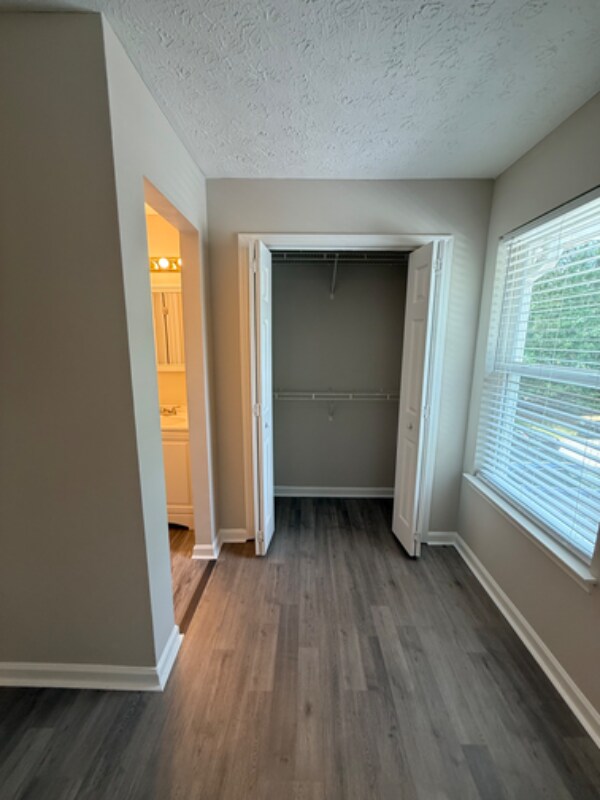 Building Photo - 347 Leafmore Rd SW