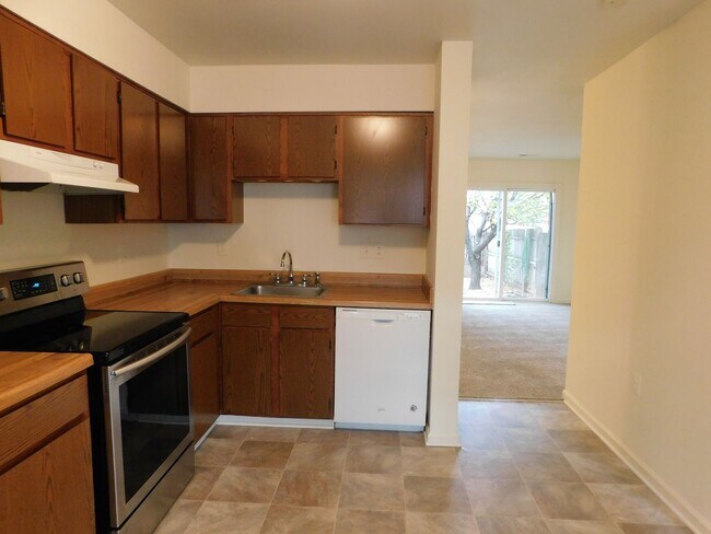 Building Photo - End Unit Townhouse!!