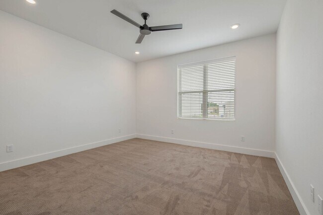Building Photo - Brand new 4/4.5 Townhome