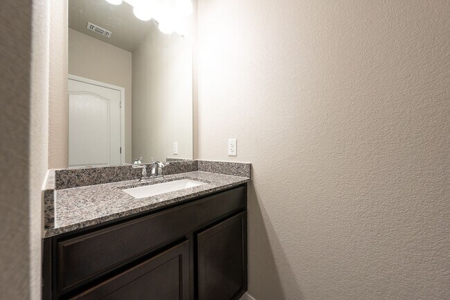 Building Photo - Stunning 4-Bedroom Home in Villages of Wes...