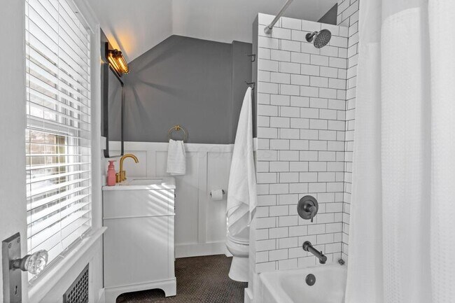 Building Photo - 1511 Hamlet St