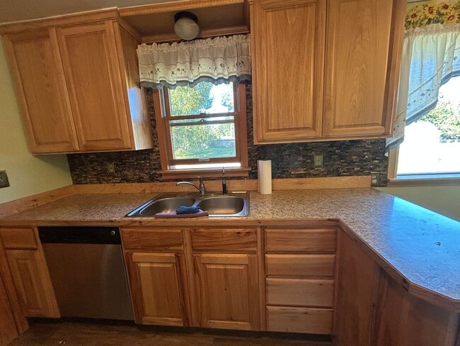 Building Photo - Charming 3 Bedroom Home with Large Heated ...