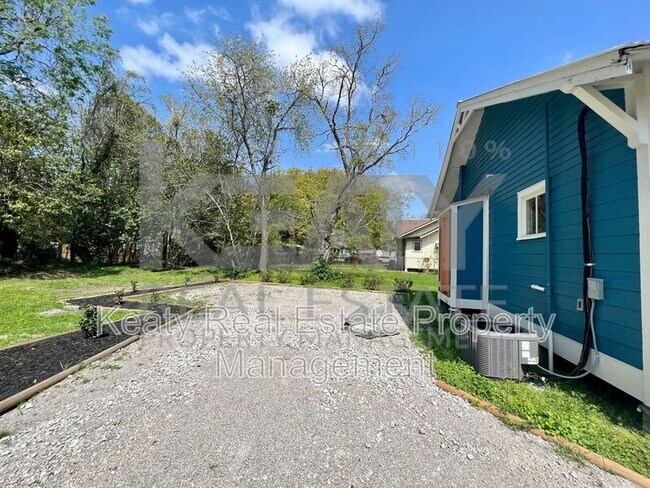 Building Photo - 510 Lamar St