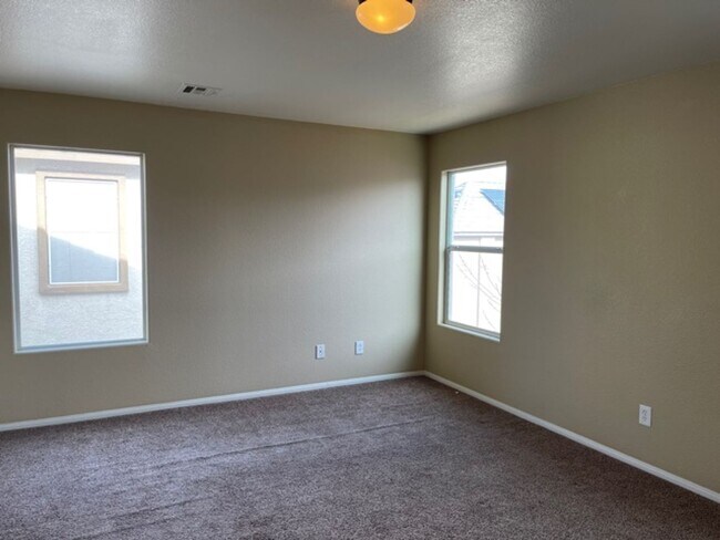 Building Photo - 6028 Sierra Lakes St