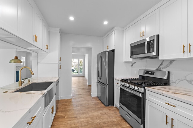 Kitchen - 2621 Veteran Ave