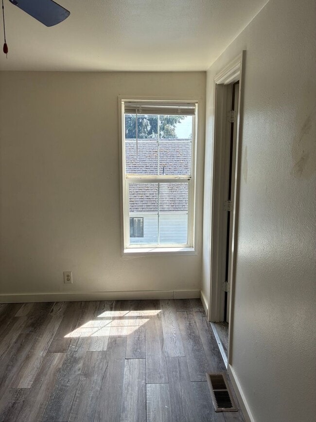 Building Photo - Country Charmer in Town Coquille