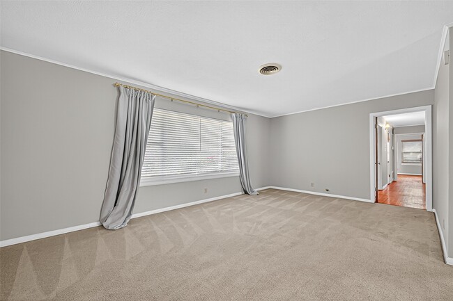 Building Photo - 10005 Hazelhurst Dr