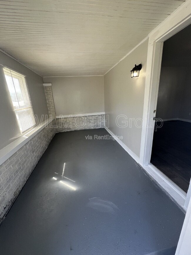 Building Photo - 320 N Sherman Dr