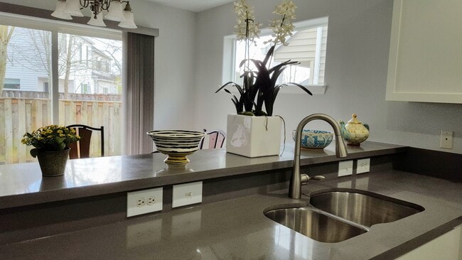 Building Photo - 16832 NW Oak Creek Dr