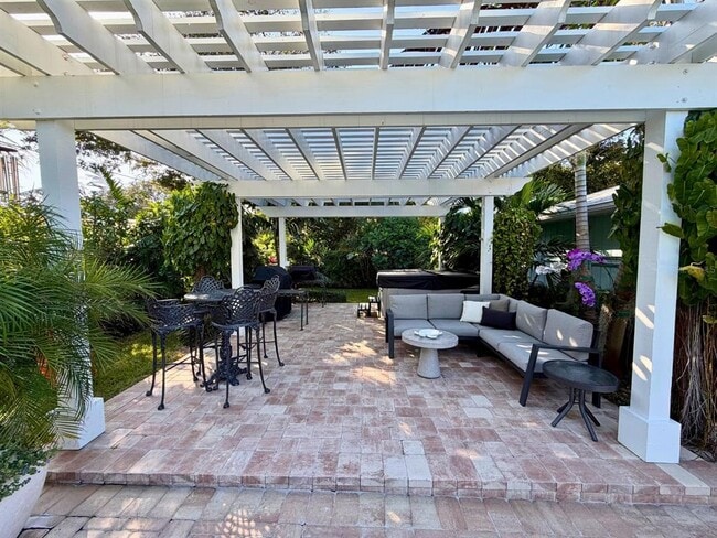 Building Photo - 1945 Anglers Cove