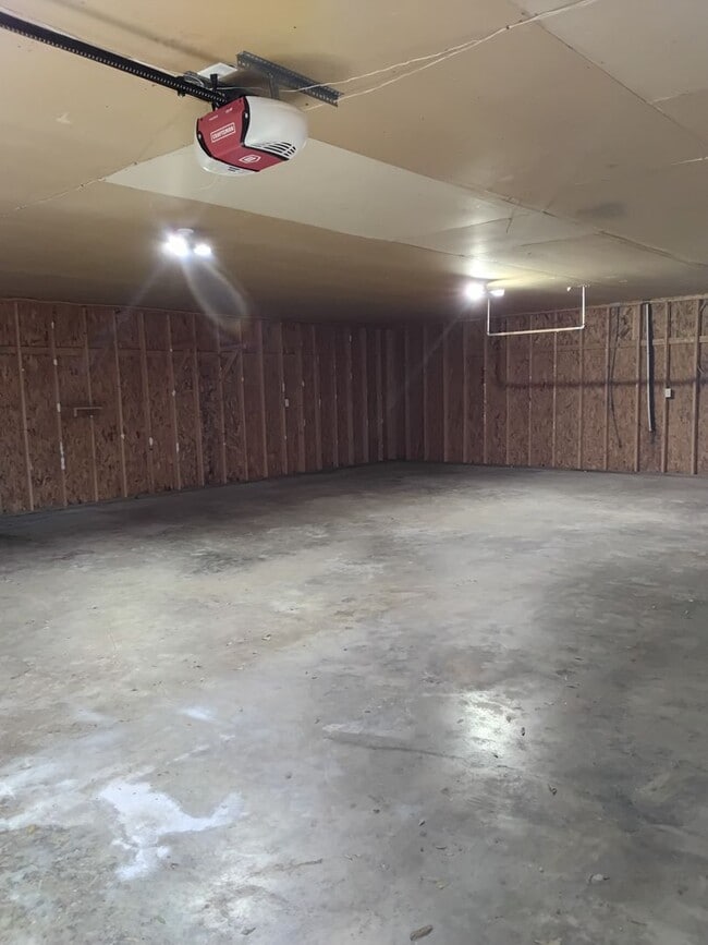 Building Photo - 422 Holly St