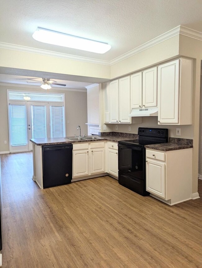 Building Photo - Updated 1x1 Spacious 806 square feet w/balcony on the top floor!