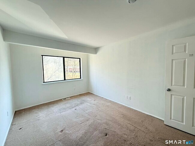 Building Photo - 14 Newtown Rd