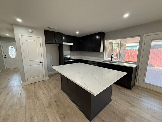 Building Photo - 1255 Valencia Ln