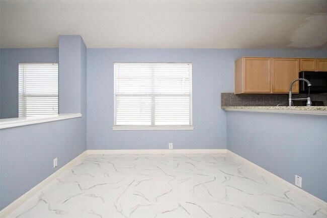 Building Photo - 6003 Baldwin Elm St