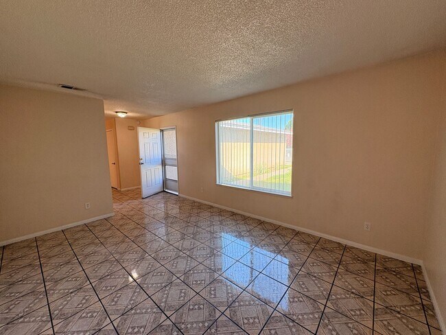 Building Photo - 4 Bed, 2 Bath in Bloomington!