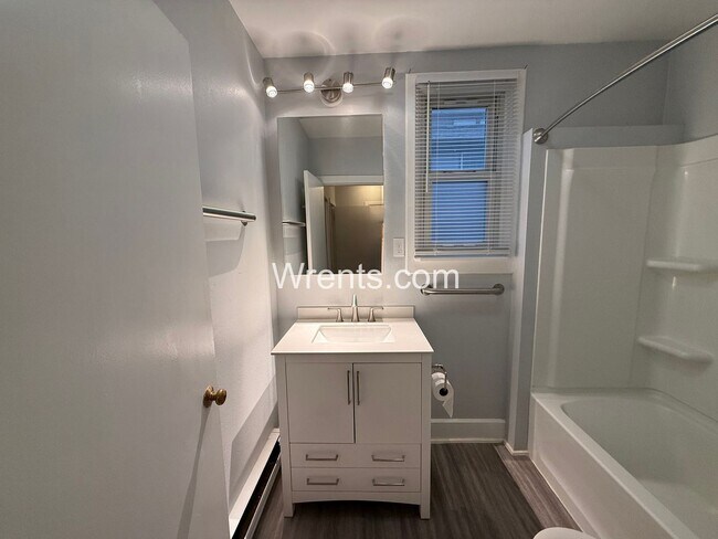 Building Photo - Full of Historic Charm & Character - Perry District  3 Bed/1 Bath Home