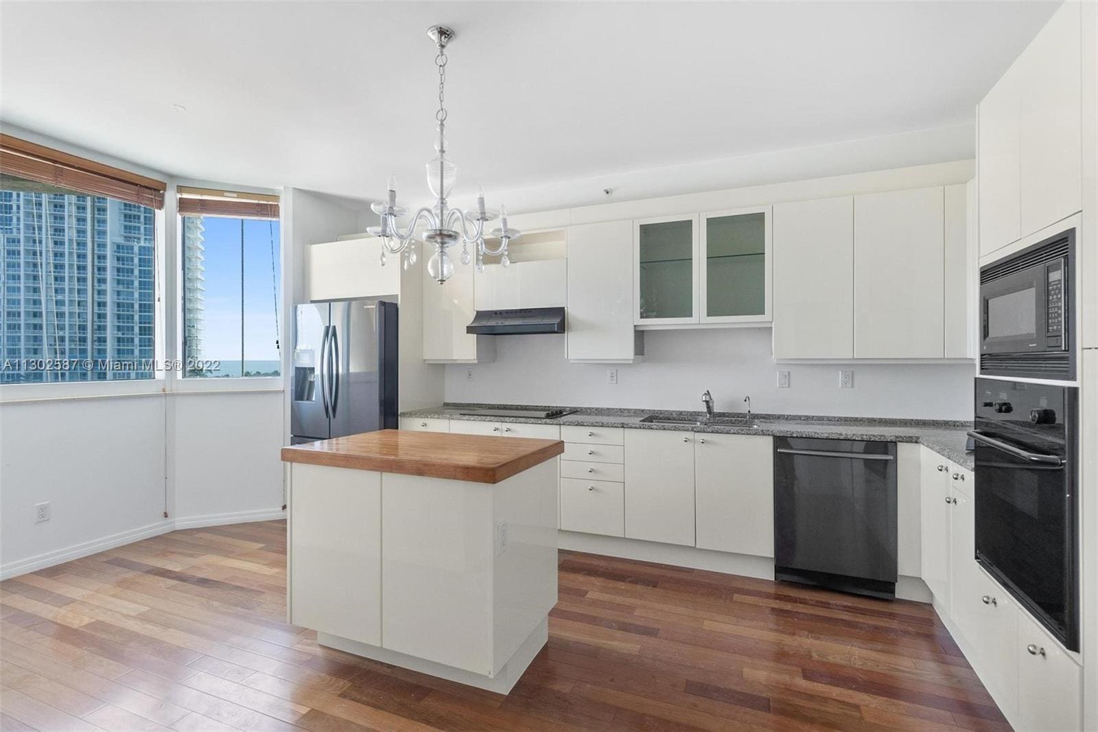 Building Photo - 300 S Pointe Dr