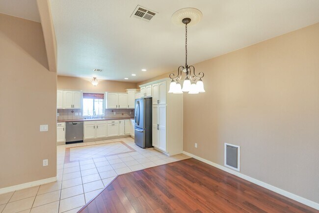 Building Photo - 3 bed 2 bath beautiful home!