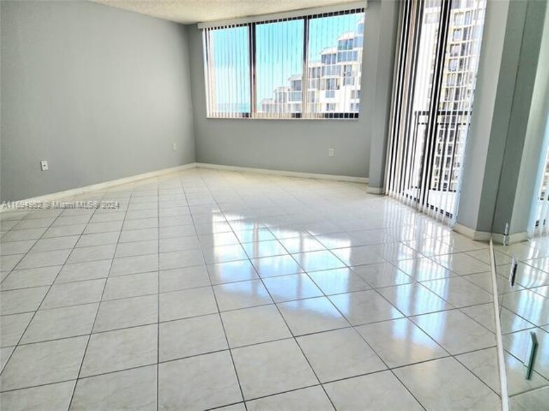 Building Photo - 540 Brickell Key Dr