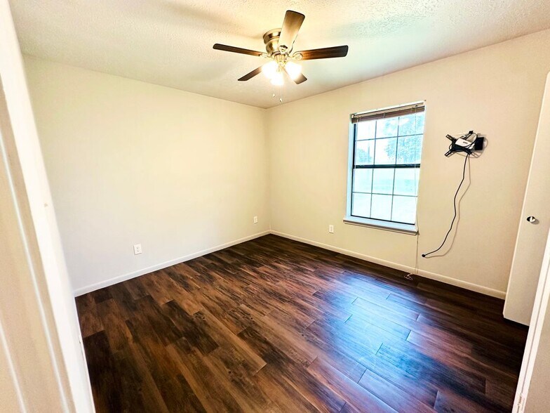 Building Photo - 1470 FM 2712