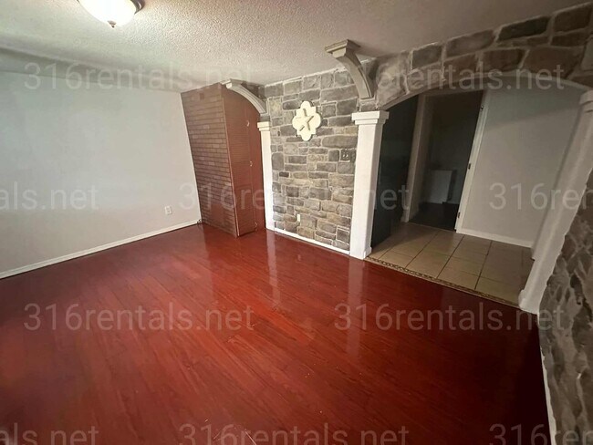 Building Photo - $1245 - 4 bedroom/ 2 bathroom - Single Fam...
