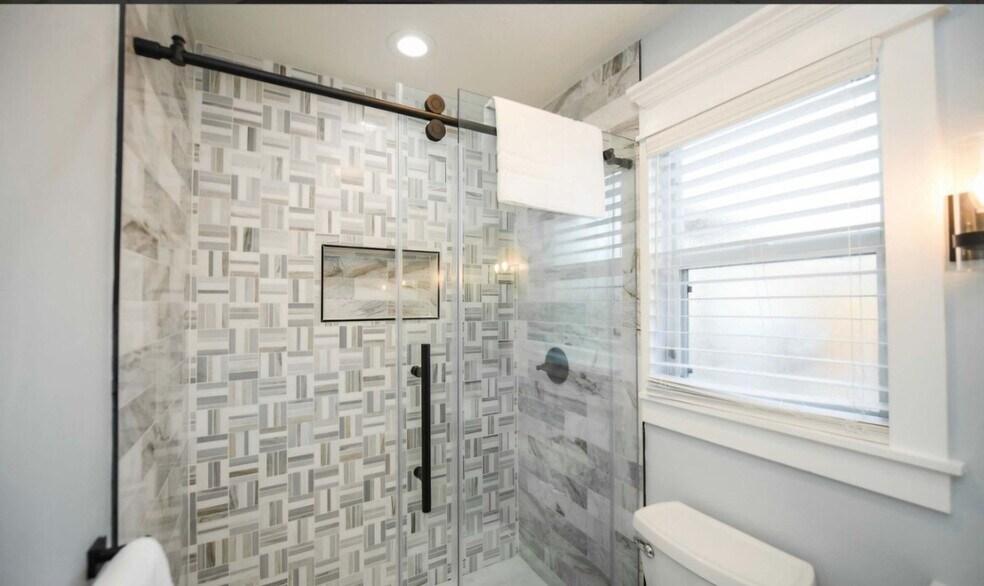 Building Photo - 613 Fern St