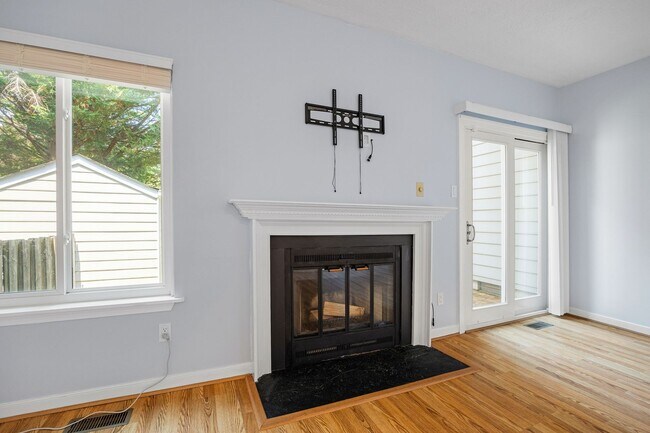 Building Photo - Charming 2 Bedroom/1 Bath Townhome in Henr...