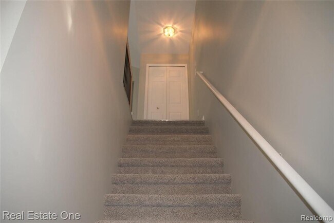 Building Photo - 5400 Pine Aires Dr