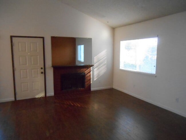Building Photo - 2 Bed/2 Bath Condo w/Detached 1 Car Garage...